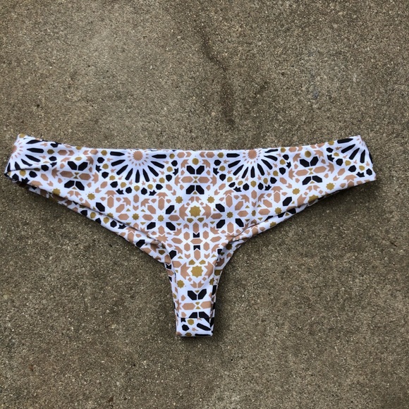 Stone Cold Fox x Beach Riot bikini set - Picture 3 of 5